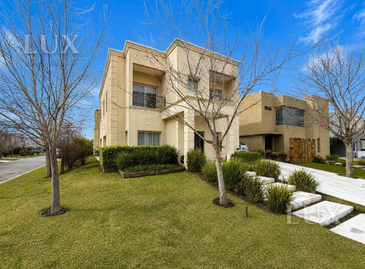 Casa · 260m² · 6 Ambientes · 4 Cocheras