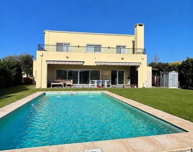 Casa · 220m² · 5 Ambientes · 2 Cocheras