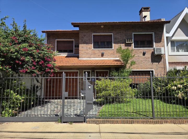 Casa · 210m² · 5 Ambientes · 2 Cocheras