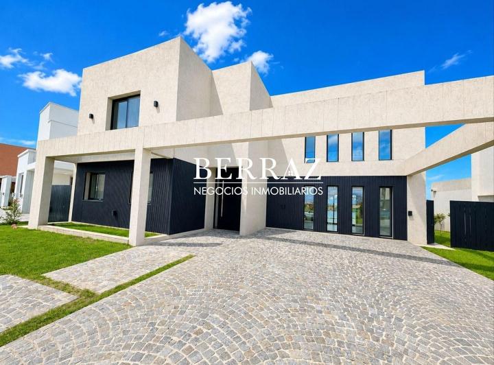 Casa · 239m² · 5 Ambientes · 2 Cocheras