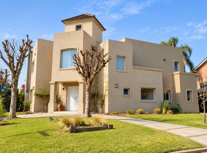 Casa · 209m² · 5 Ambientes · 5 Cocheras