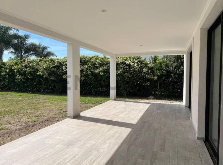 Casa · 228m² · 5 Ambientes · 3 Cocheras