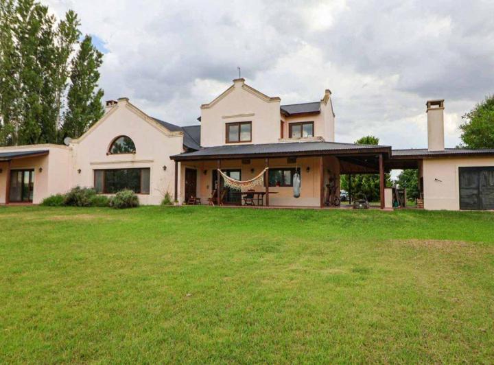 Casa · 233m² · 6 Ambientes · 2 Cocheras