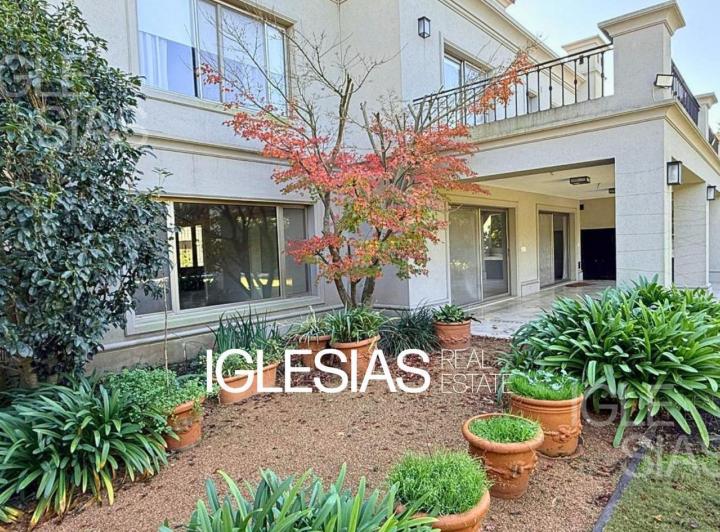 Casa · 408m² · 9 Ambientes · 2 Cocheras