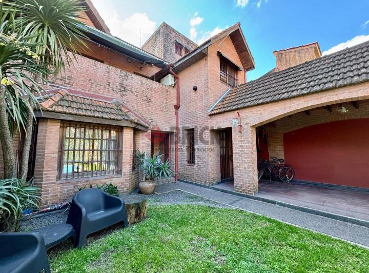 Casa · 184m² · 6 Ambientes · 3 Cocheras