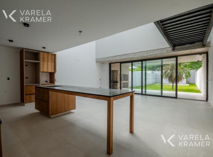 Casa · 280m² · 5 Ambientes · 1 Cochera