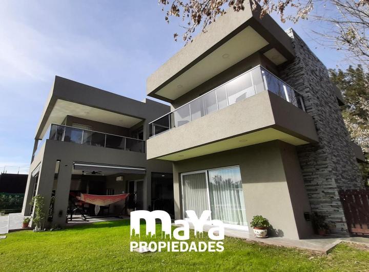 Casa · 458m² · 6 Ambientes · 2 Cocheras