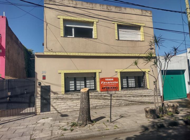 Casa · 215m² · 9 Ambientes · 6 Cocheras