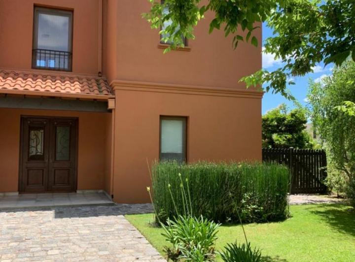 Casa · 320m² · 5 Ambientes · 2 Cocheras