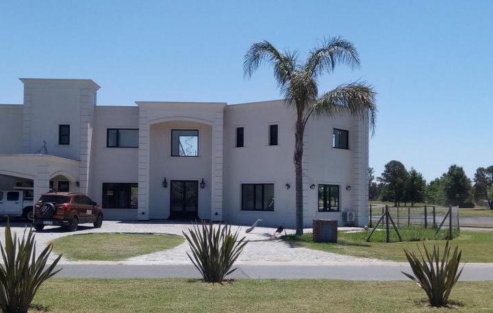 Casa · 280m² · 4 Dormitorios · 2 Cocheras
