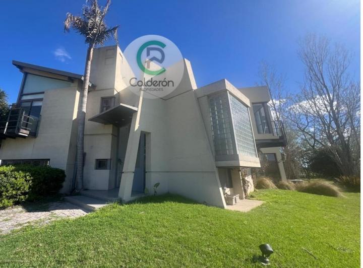 Casa · 320m² · 5 Ambientes · 2 Cocheras
