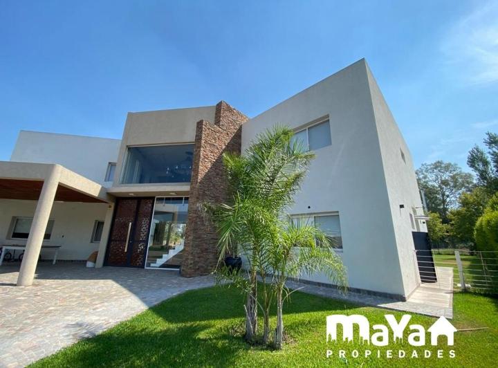 Casa · 372m² · 6 Ambientes · 4 Cocheras