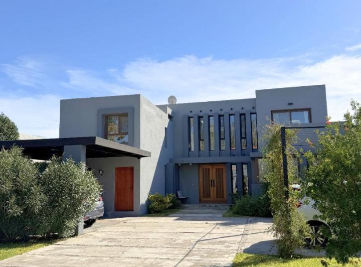 Casa · 343m² · 6 Ambientes · 4 Cocheras