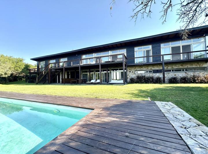 Casa · 800m² · 10 Ambientes · 4 Cocheras