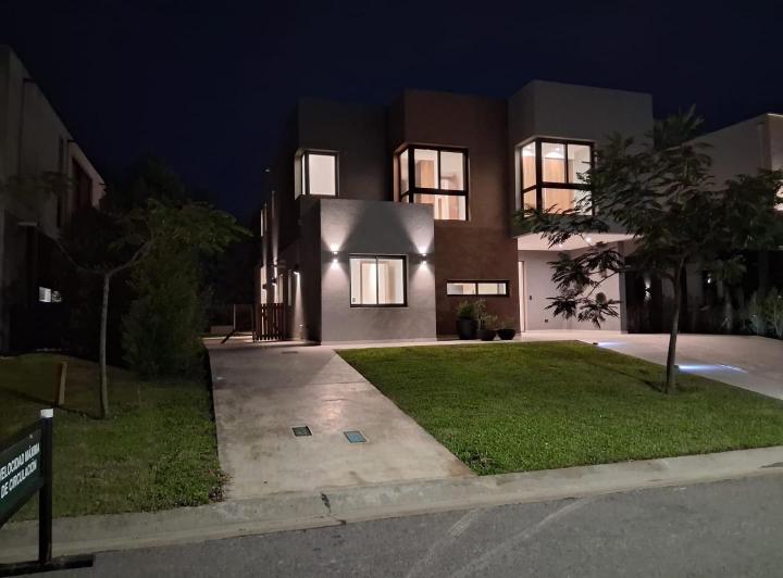 Casa · 225m² · 6 Ambientes · 3 Cocheras