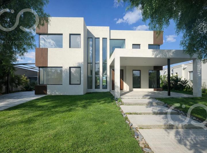Casa · 320m² · 8 Ambientes · 4 Cocheras
