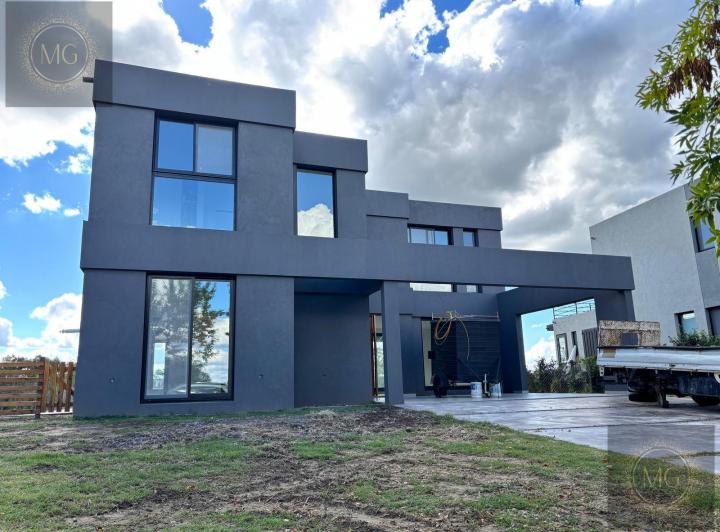 Casa · 220m² · 6 Ambientes · 2 Cocheras