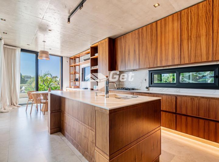 Casa · 470m² · 7 Ambientes · 6 Cocheras