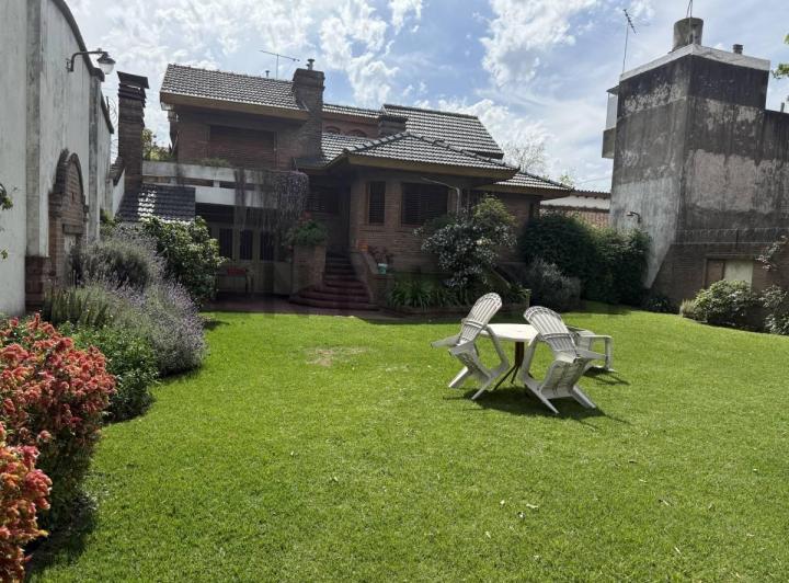 Casa · 300m² · 6 Ambientes · 3 Cocheras
