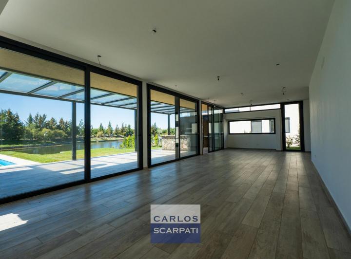 Casa · 338m² · 6 Ambientes · 4 Cocheras