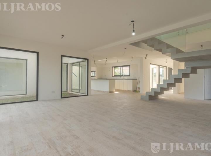 Casa · 224m² · 6 Ambientes · 2 Cocheras