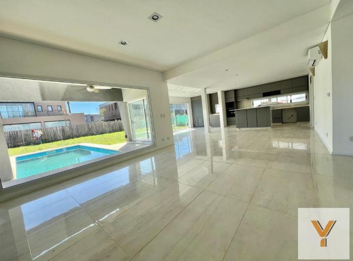 Casa · 240m² · 5 Ambientes · 2 Cocheras