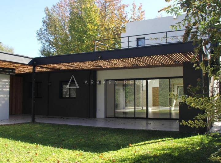 Casa · 220m² · 5 Ambientes · 1 Cochera
