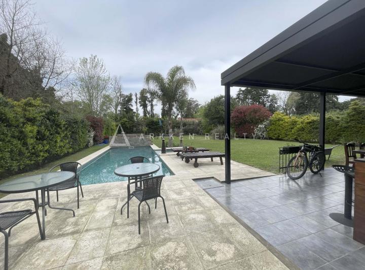 Casa · 1200m² · 5 Ambientes · 2 Cocheras
