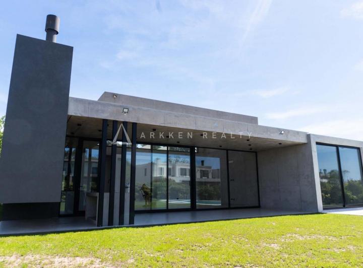 Casa · 213m² · 6 Ambientes · 4 Cocheras