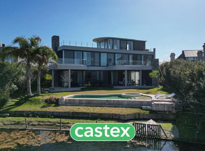 Casa · 400m² · 6 Ambientes · 4 Cocheras