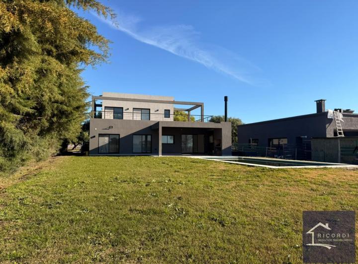 Casa · 155m² · 6 Ambientes · 1 Cochera