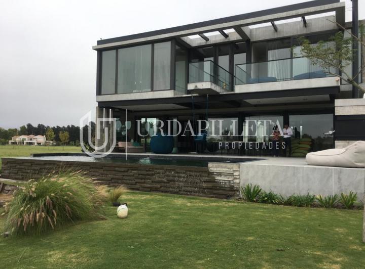 Casa · 1075m² · 5 Ambientes · 2 Cocheras