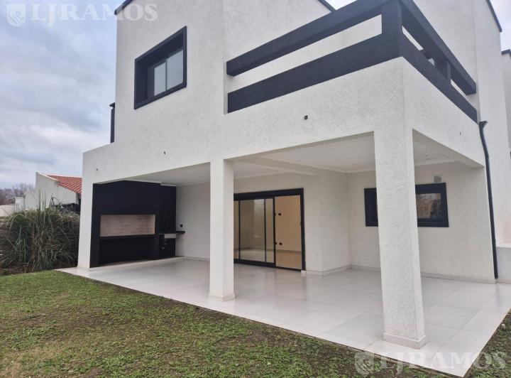 Casa · 224m² · 6 Ambientes · 3 Cocheras