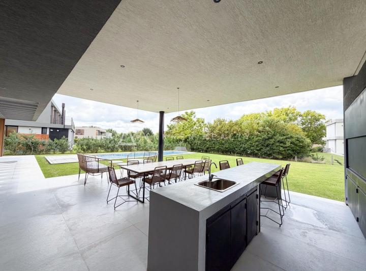 Casa · 410m² · 6 Ambientes