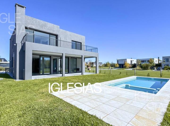 Casa · 300m² · 7 Ambientes · 4 Cocheras