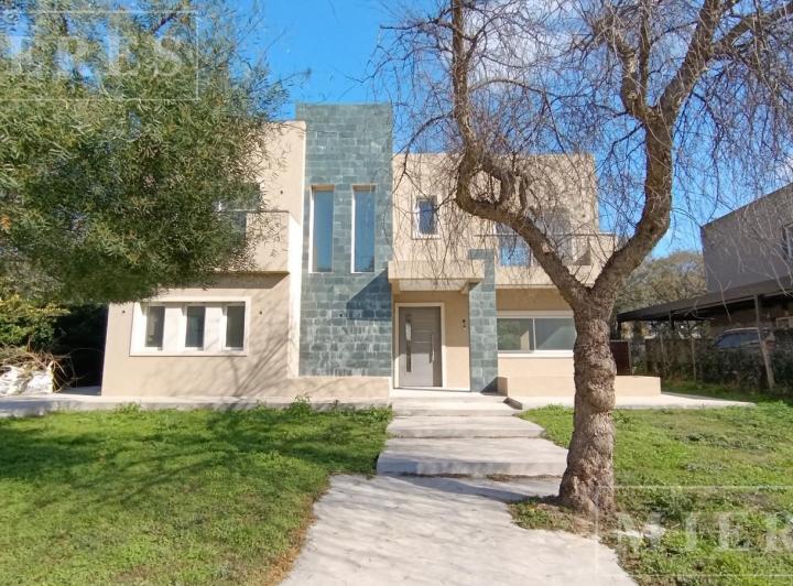 Casa · 200m² · 5 Ambientes · 1 Cochera