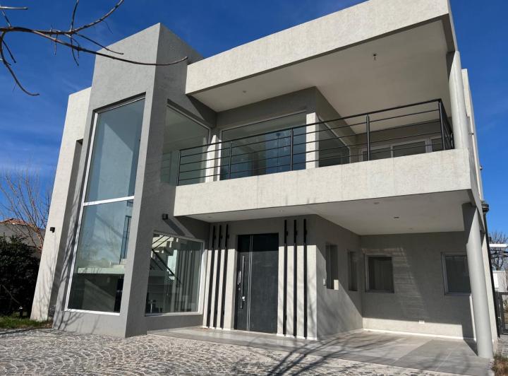 Casa · 255m² · 7 Ambientes · 5 Cocheras