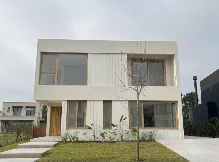 Casa · 255m² · 4 Ambientes · 2 Cocheras
