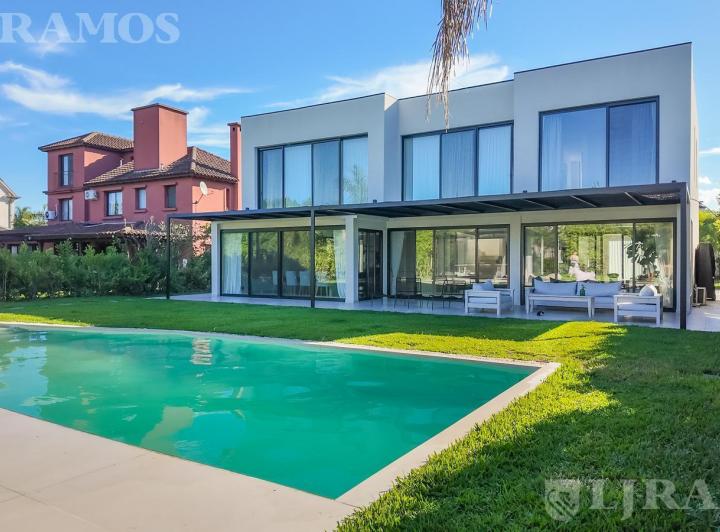 Casa · 355m² · 4 Dormitorios