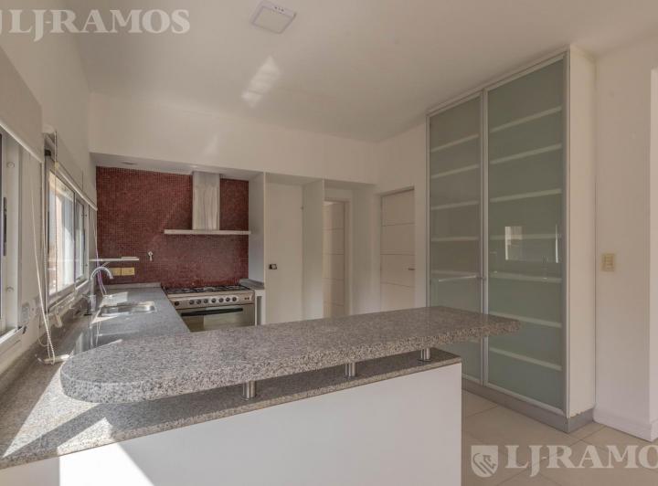 Casa · 239m² · 6 Ambientes · 4 Cocheras