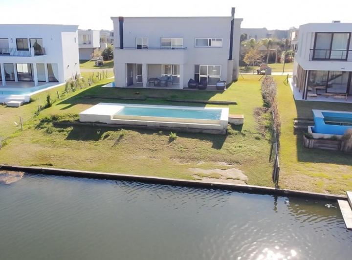 Casa · 250m² · 6 Ambientes · 2 Cocheras