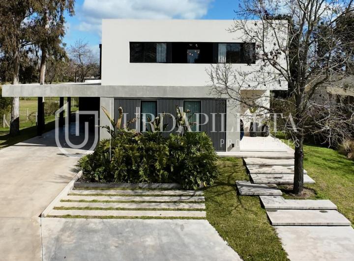 Casa · 225m² · 5 Ambientes · 4 Cocheras
