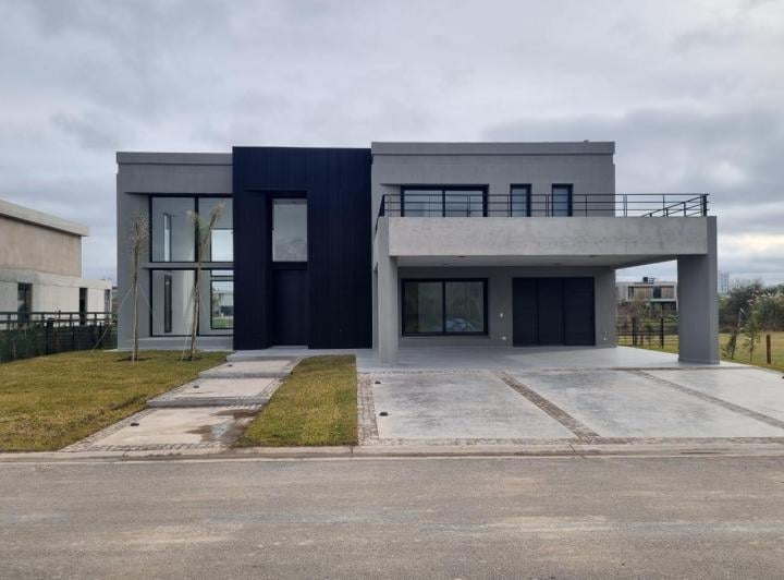 Casa · 341m² · 7 Ambientes