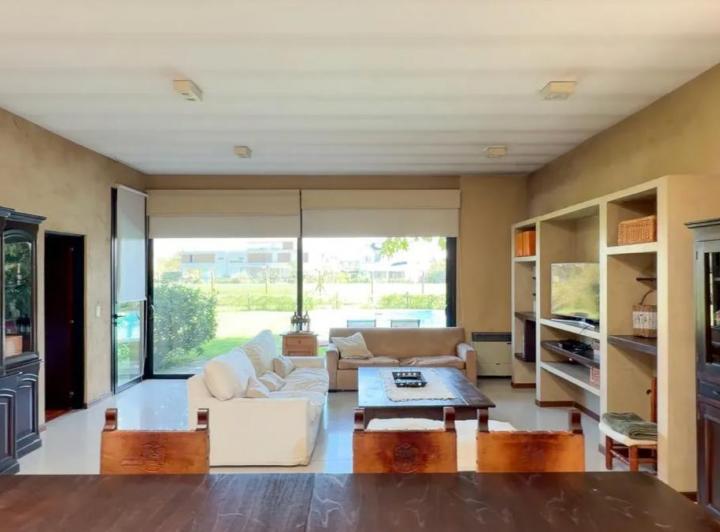 Casa · 360m² · 7 Ambientes · 1 Cochera