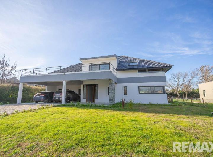 Casa · 275m² · 5 Ambientes · 2 Cocheras