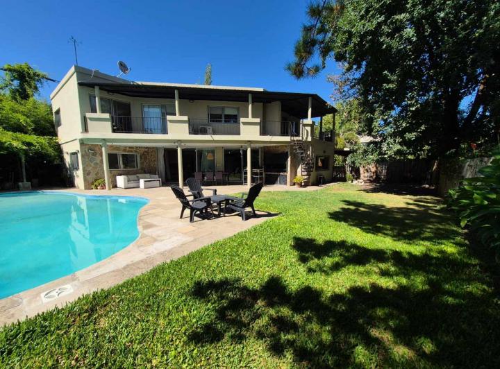 Casa · 307m² · 10 Ambientes · 4 Cocheras