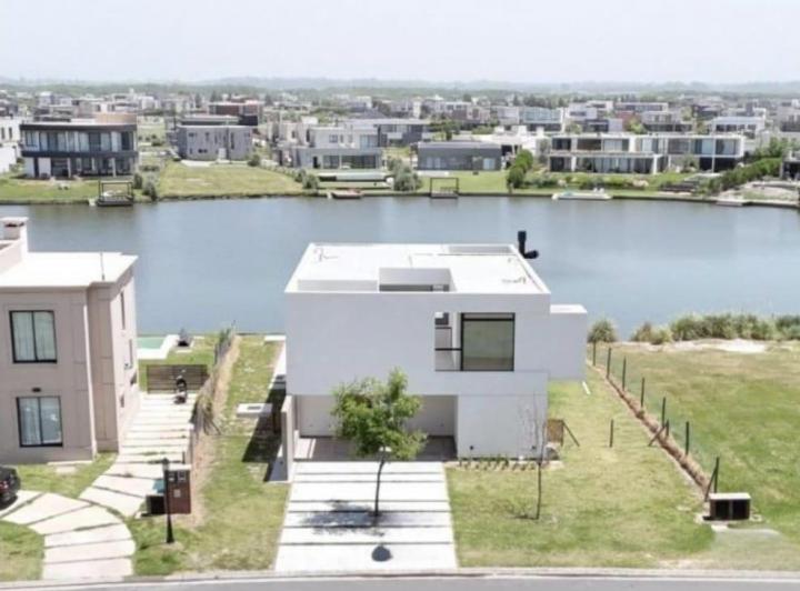 Casa · 261m² · 5 Ambientes · 2 Cocheras