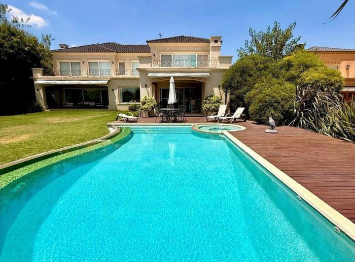Casa · 629m² · 9 Ambientes · 3 Cocheras