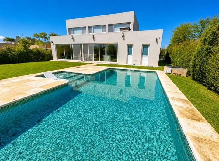 Casa · 190m² · 5 Ambientes · 4 Cocheras