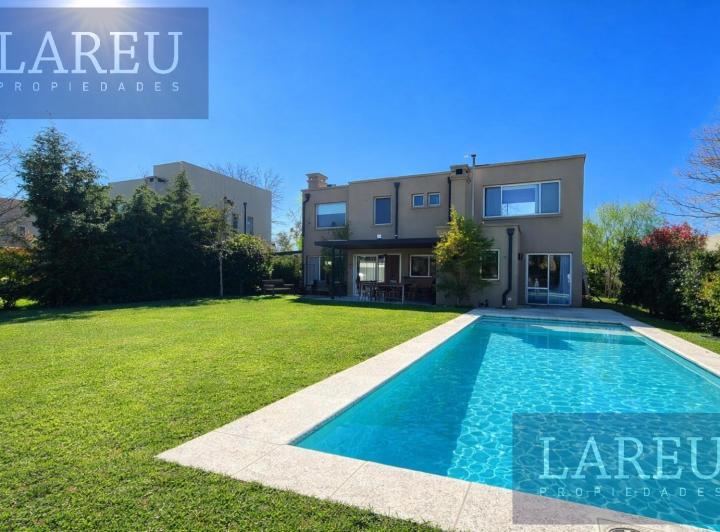 Casa · 200m² · 5 Ambientes · 2 Cocheras